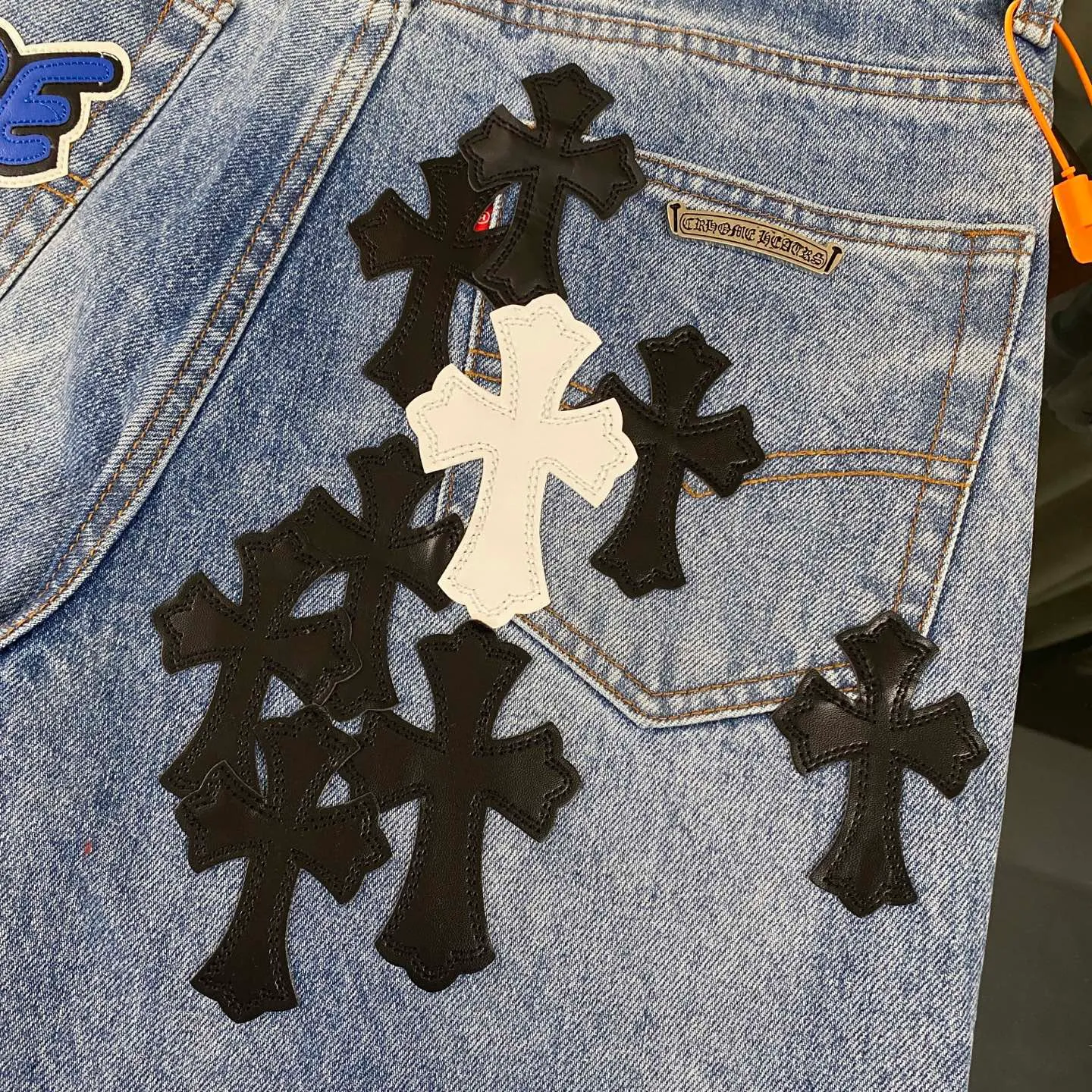 P320 CH Chromehearts blue graffiti cross patchwork leather heavy-duty cow king jeans, cabinet price 34W level, patchwork cross pattern embellishment, washed jeans! ! An absolutely high-end luxury product, a 1.9W-level god-level single product, a super popular product, made by top heavy industry, a magic weapon that cannot be missed! [About Zangyin] This is an extremely luxurious fashion brand that can also be called the aristocracy of the high street. It has always been an exclusive brand for some hipsters or rich second generations. Compared with ordinary high streets, it is more luxurious and noble. Compared with luxury brands, it is more fashionable and individual. It has always been a brand that I have a special liking for. [Top heavy industry fashion design] Consistently high-street luxury style. Speaking of this style, the Zangyin family and GU family are definitely the leading representative brands. Especially the Zangyin family has really achieved a state-of-the-art effect in creating high-street style. The unique washed material is used to create this style. The color system is already quite eye-catching. After it is decorated with patchwork cross flowers, it cleverly highlights the charm of the brand. Secondly, this style uses classic The high-waist cutting design highlights the long legs and fashionable temperament of the upper body. The brand is highly recognizable and the slim fit configuration is more suitable for daily wear. It is a product that interprets personality, fashion, and specifications at a glance. This single product is enough to make any fan excited. It can be a white T-shirt for a youthful college style, or a tight suspender for a royal style. It has strong matching ability and can be easily controlled by men.  [Materials and craftsmanship] Needless to say, this point goes without saying. As an excellent craftsman brand, Zangyin’s requirements for details and craftsmanship are really perfect. The washed color of this model has gone through so many processes, not to mention the embellishment of denim appliques. It is also purely hand-made and sewn. Just like what they believe in, only hand-made things have soul and have the meaning of wear. A top-notch heavy-duty fashionable denim item, I look forward to your perfect interpretation! !  Color: blue Size: 28-36